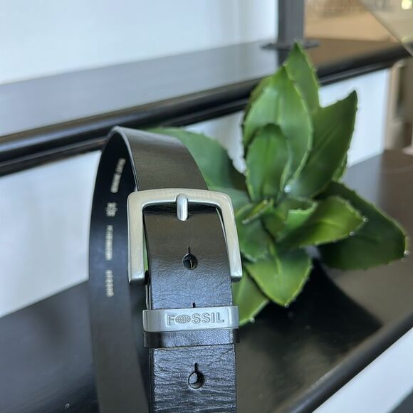 Fossil Black Genuine Leather Belt, Silver Buckle, Classic Timeless Style - Picture 5 of 5